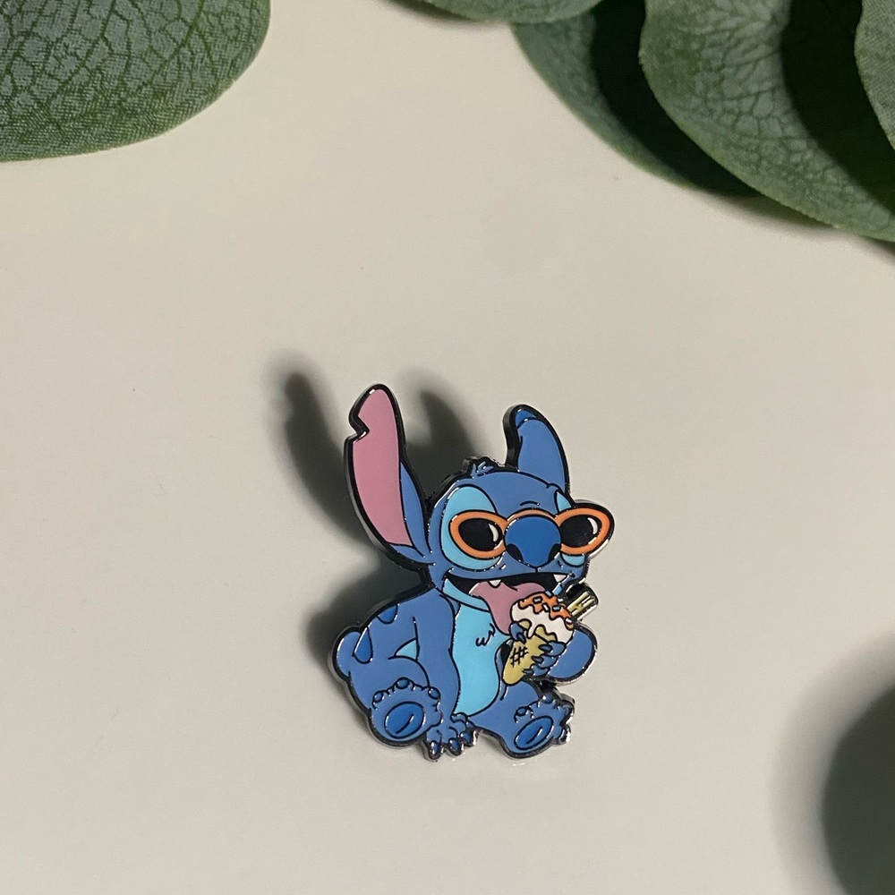 🍦 Disney Loungefly Mystery Pin – Stitch Eating Ice Cream (Lilo & Stitch) 🍦 - Picture 2 of 7